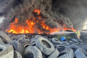 Incendio de llantas en empresa VAPA cerca del 72 Batallón en Gómez Palacio