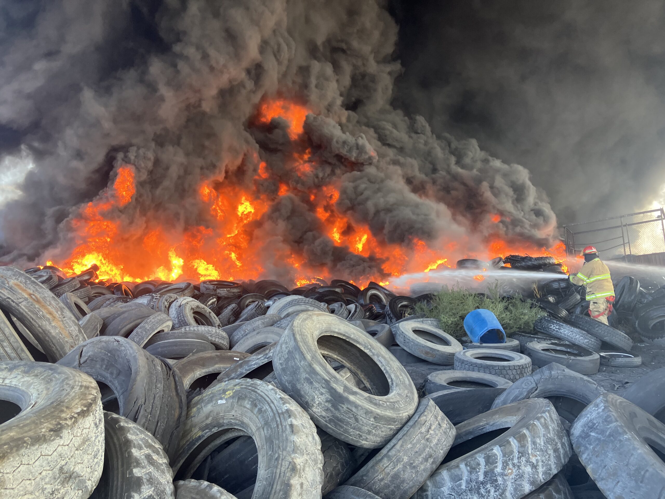Incendio de llantas en empresa VAPA cerca del 72 Batallón en Gómez Palacio