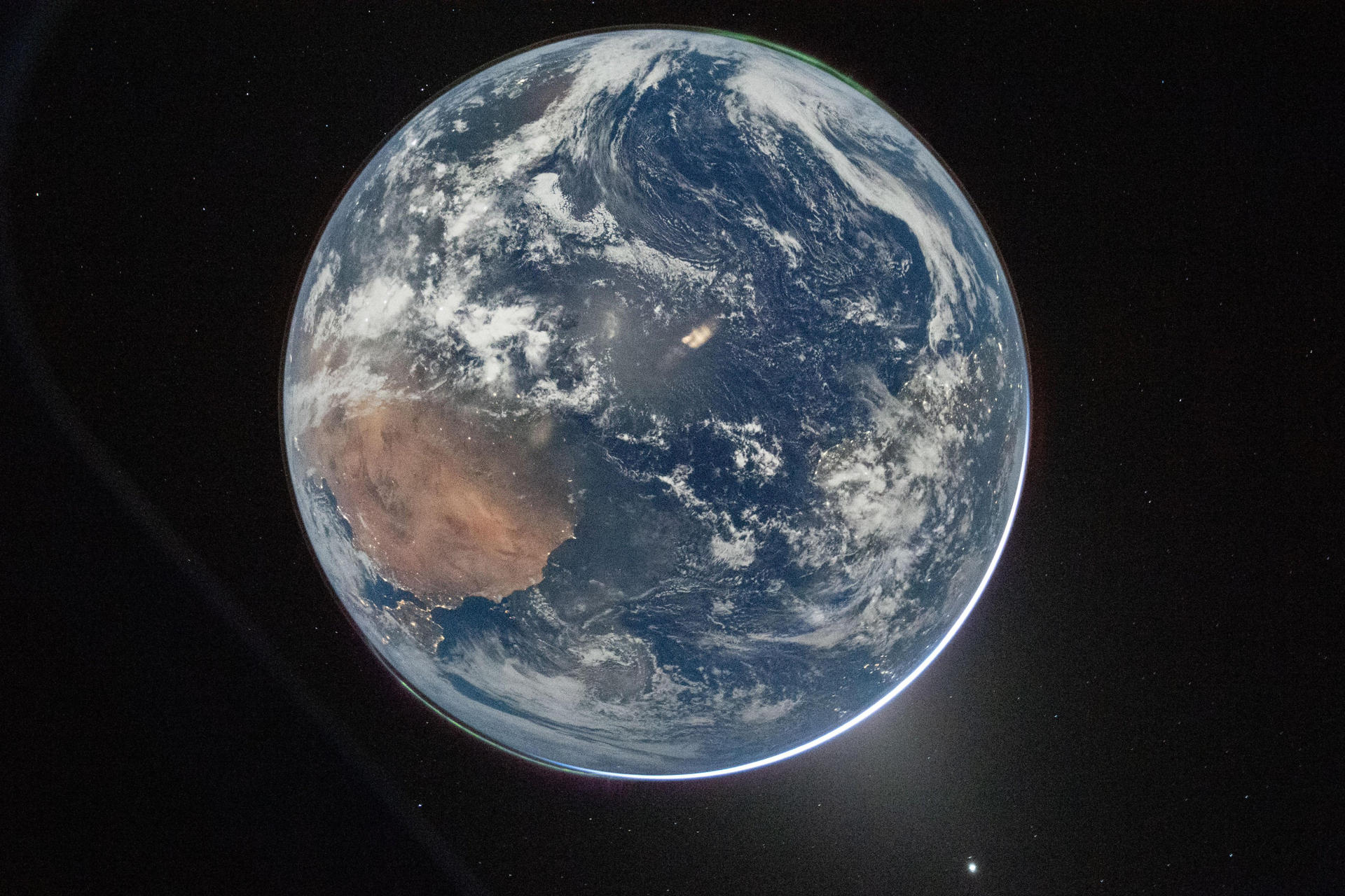 Misión Artemis II avanza a mitad de camino hacia la Luna sin correcciones de trayectoria