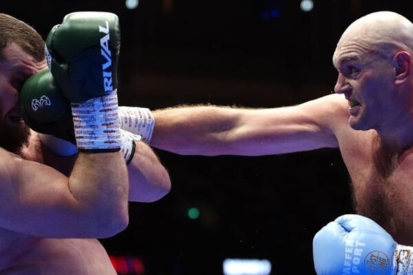 Tyson Fury vence a Makhmudov y reta a Anthony Joshua en Londres