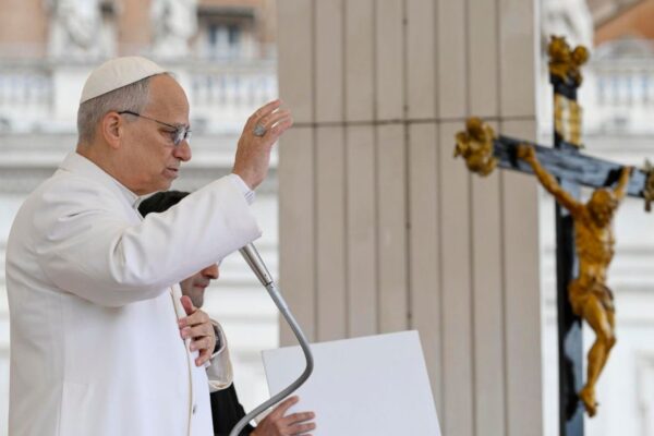 León XIV preside ritos de Semana Santa, lava pies a sacerdotes y pide paz en Medio Oriente
