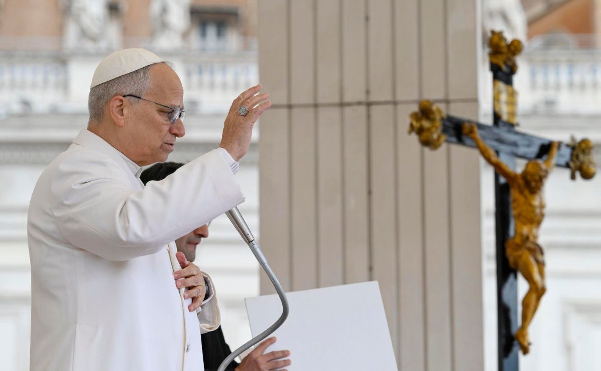 León XIV preside ritos de Semana Santa, lava pies a sacerdotes y pide paz en Medio Oriente
