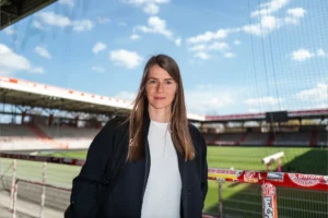Marie-Louise Eta es la primera mujer en dirigir en la historia de la Bundesliga