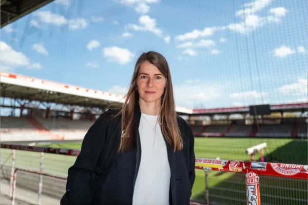 Marie-Louise Eta es la primera mujer en dirigir en la historia de la Bundesliga