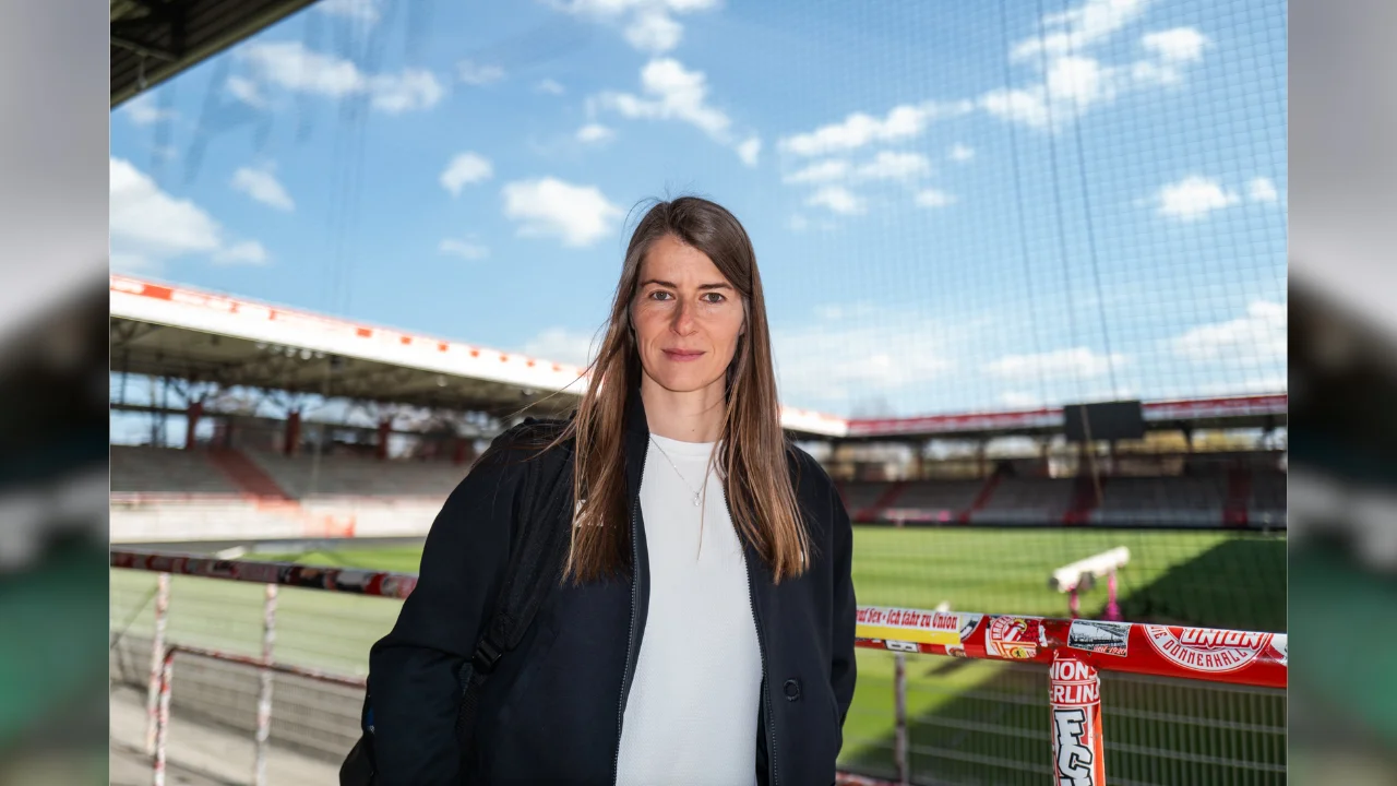 Marie-Louise Eta es la primera mujer en dirigir en la historia de la Bundesliga