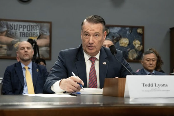 Renuncia director interino del ICE en medio de récord de muertes bajo custodia y deportaciones