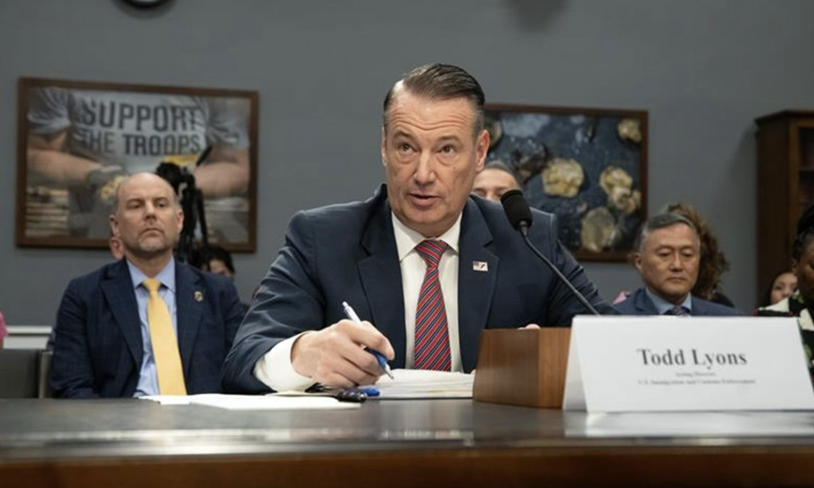 Renuncia director interino del ICE en medio de récord de muertes bajo custodia y deportaciones