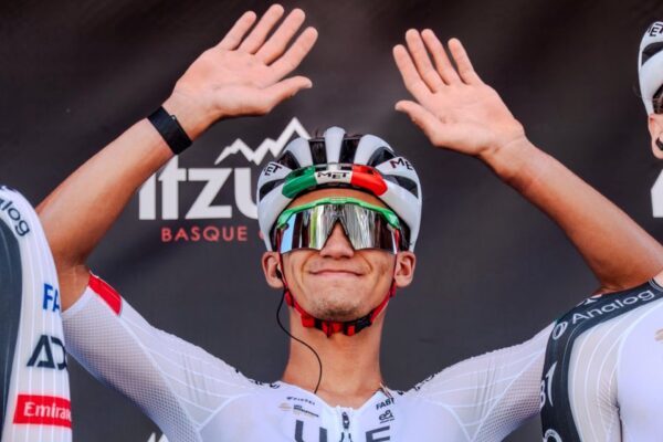 Isaac del Toro se retira de la Itzulia Basque Country 2026 por desgarro muscular tras caída