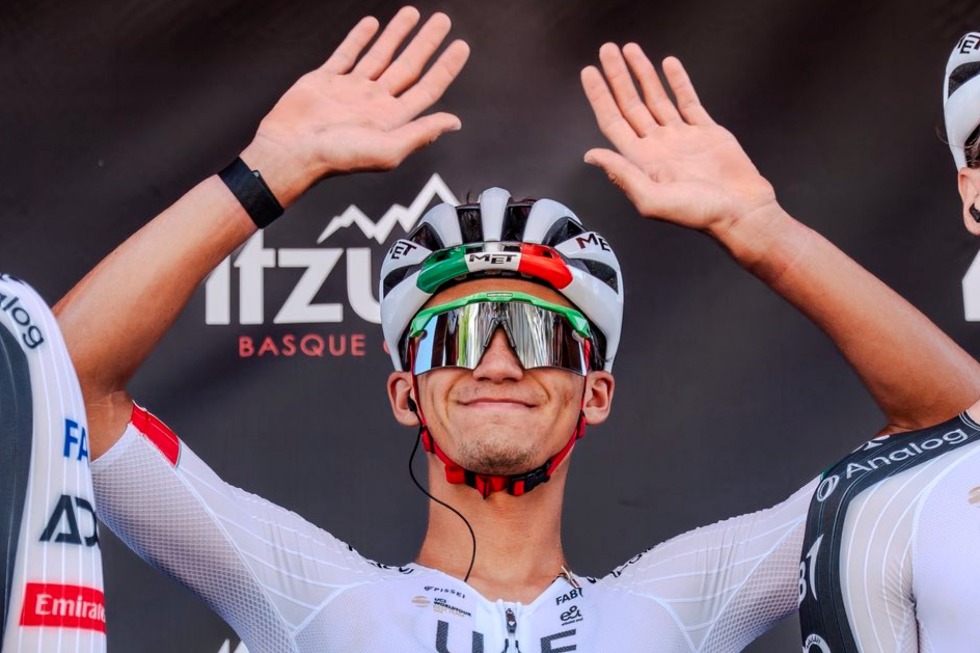 Isaac del Toro se retira de la Itzulia Basque Country 2026 por desgarro muscular tras caída