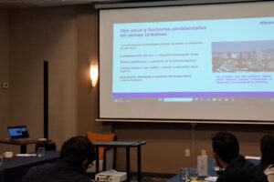 Especialistas advierten aumento de casos de ojo seco por uso de dispositivos y contaminación