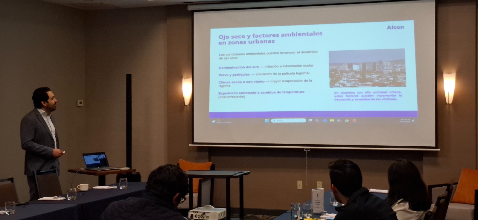 Especialistas advierten aumento de casos de ojo seco por uso de dispositivos y contaminación