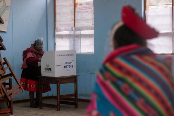 Perú elige presidente con alta fragmentación y cuestionamientos a destitución de Castillo