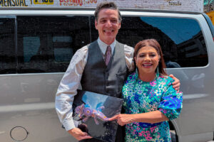 Clara Brugada visita a Pedro Pascal en set de filmación en México para celebrar su cumpleaños