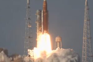 Astronautas de Artemis II orbitan la Tierra y resuelven problemas técnicos iniciales