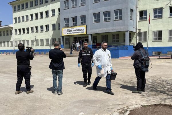 Exalumno hiere a 16 personas en tiroteo en escuela técnica de Turquía antes de suicidarse