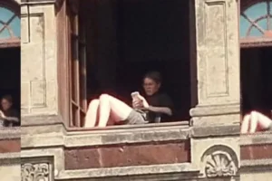 Funcionaria de Hacienda renuncia tras video asoleándose en Palacio Nacional