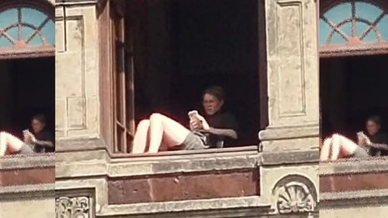 Funcionaria de Hacienda renuncia tras video asoleándose en Palacio Nacional