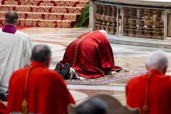 León XIV preside ritos de Semana Santa y critica la instrumentalización de la fe y la tiranía del poder