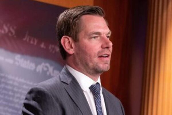 Renuncia congresista Eric Swalwell tras denuncias de abuso sexual