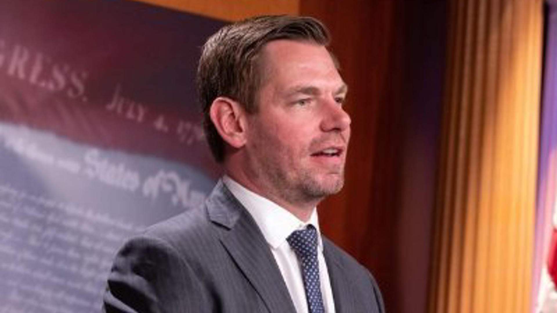 Renuncia congresista Eric Swalwell tras denuncias de abuso sexual