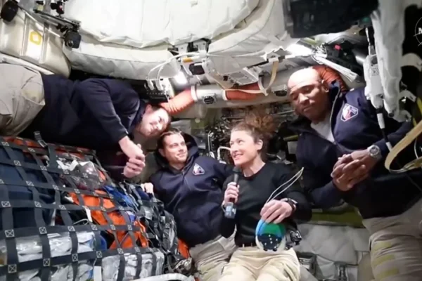 Misión Artemis II despliega satélites y avanza hacia la Luna con tripulación internacional