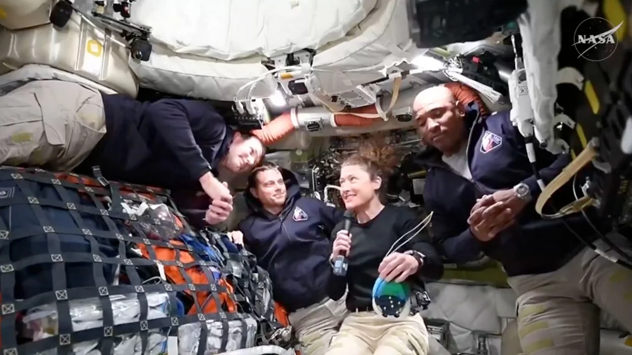 Misión Artemis II despliega satélites y avanza hacia la Luna con tripulación internacional