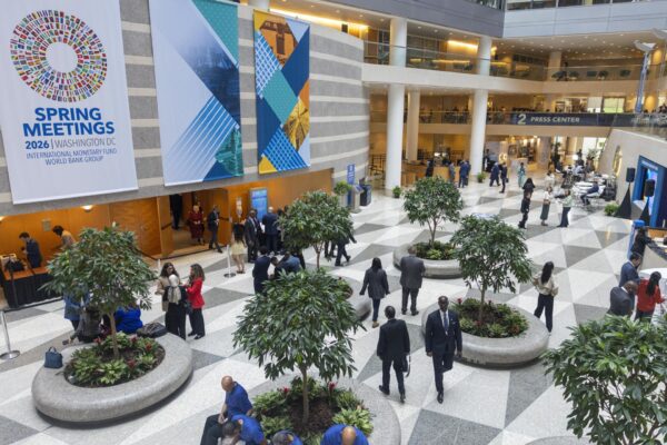 FMI y BM alertan sobre impacto económico global por cierre del Estrecho de Ormuz