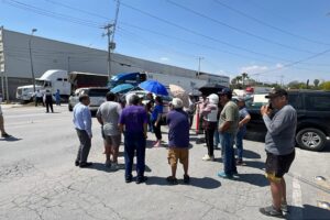Vecinos de Lomas del Pedregal bloquean avenida Bravo por falta de agua