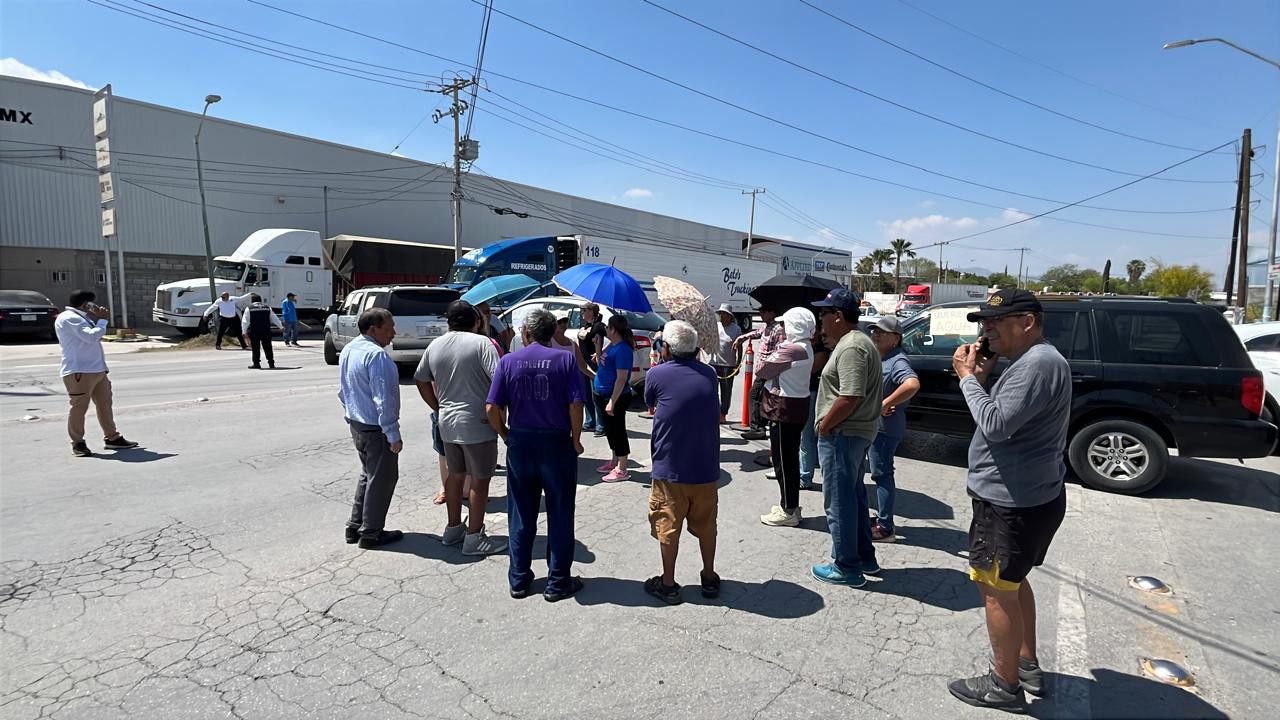 Vecinos de Lomas del Pedregal bloquean avenida Bravo por falta de agua