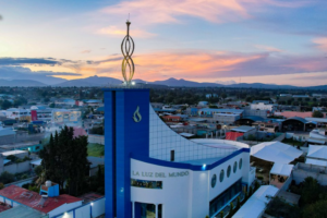 Juez aplaza audiencia para reabrir caso contra La Luz del Mundo; víctimas exigen saber quién ordenó el cierre