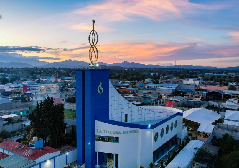 Juez aplaza audiencia para reabrir caso contra La Luz del Mundo; víctimas exigen saber quién ordenó el cierre