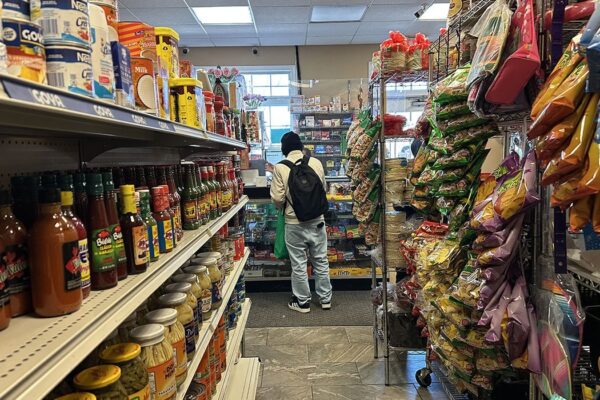 Inflación en EE.UU. alcanza 3.3% en marzo por conflicto con Irán; Vance viaja a Pakistán para negociar