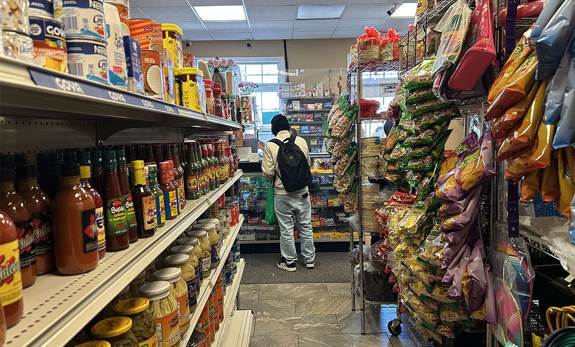 Inflación en EE.UU. alcanza 3.3% en marzo por conflicto con Irán; Vance viaja a Pakistán para negociar