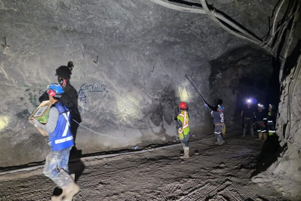 Localizan con vida a segundo minero atrapado en mina Santa Fe de Sinaloa