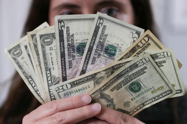 Banxico reporta leve recuperación anual de remesas en febrero pero caída respecto a enero