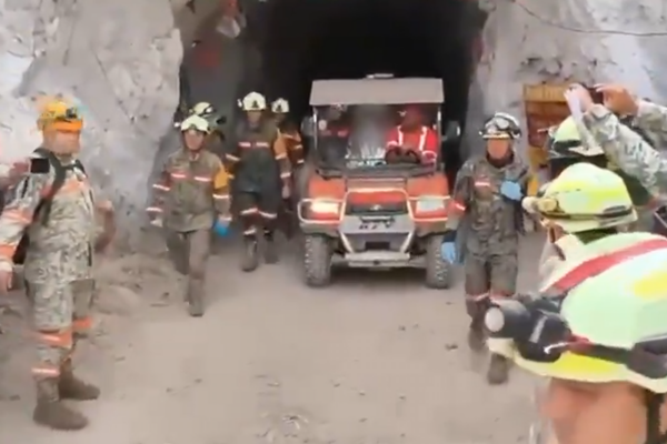 Rescatan con vida a minero tras 13 días atrapado en mina de Sinaloa