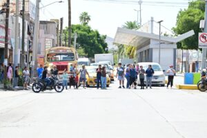 Tromba en Lerdo derriba 167 árboles; vecinos de Torreón bloquean vialidad por falta de luz