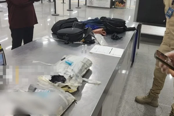 Asegura Semar casi 3.3 kg de cocaína en maleta con doble fondo en el AICM