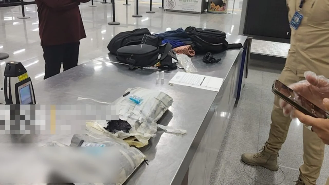 Asegura Semar casi 3.3 kg de cocaína en maleta con doble fondo en el AICM