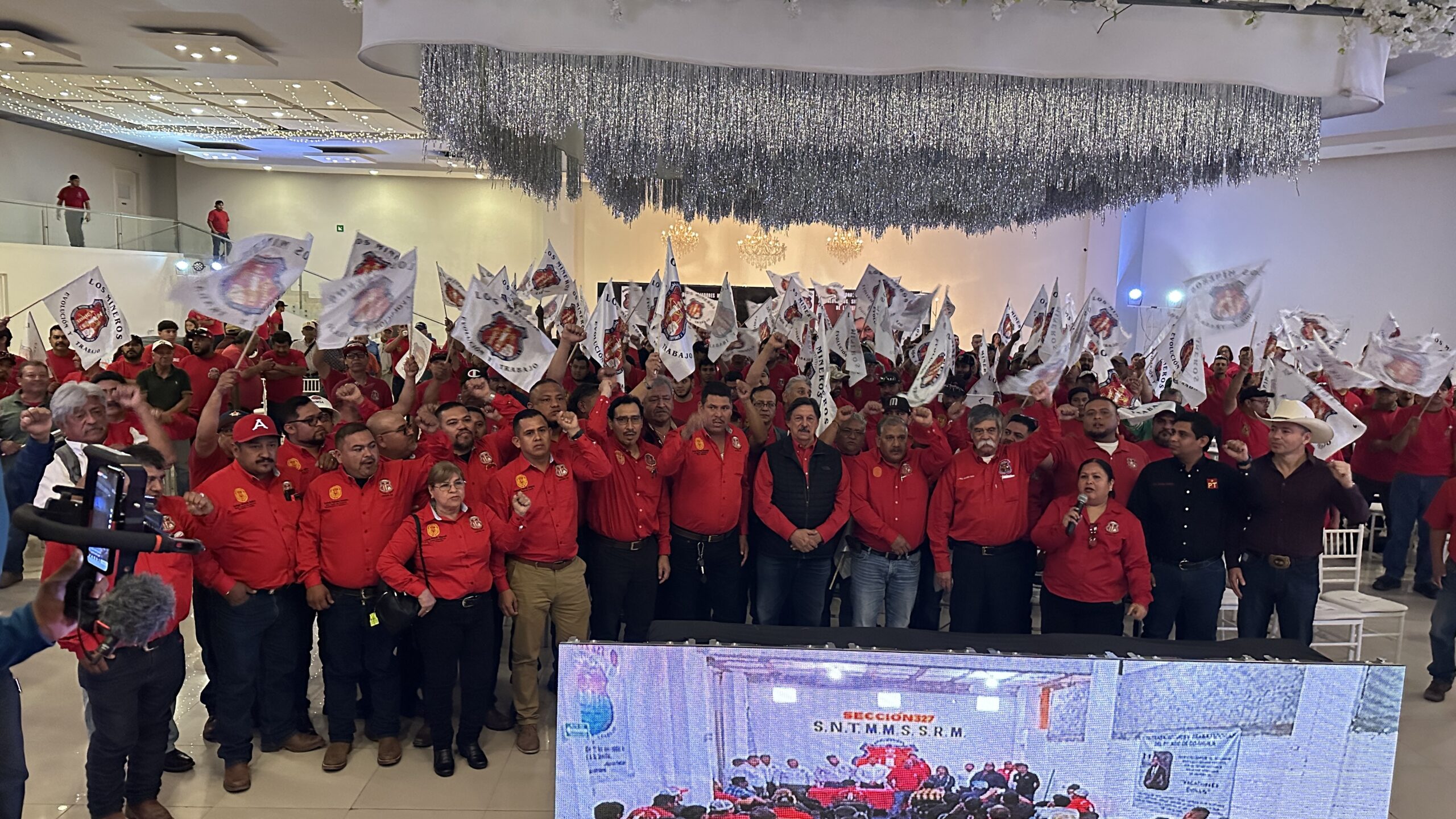 Napoleón Gómez Urrutia advierte que AHMSA no reabrirá igual y exige liquidación justa