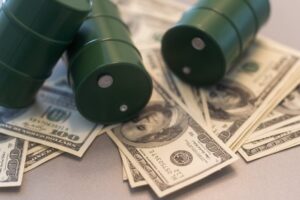 Gasolina en EE.UU. supera los 4 dólares por galón tras escalada en Medio Oriente