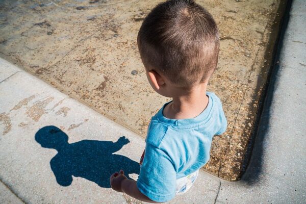 Rescatan en Francia a niño de nueve años encerrado en una furgoneta por más de un año