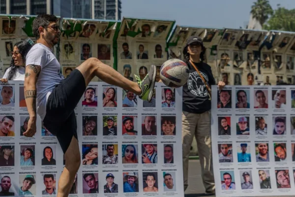 Colectivos de desaparecidos realizan ‘Cascarita por la Memoria’ en Reforma para denunciar crisis humanitaria previo al Mundial 2026