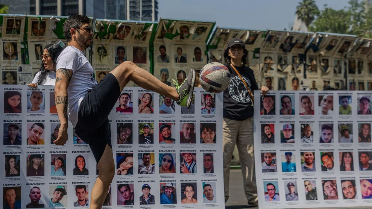 Colectivos de desaparecidos realizan ‘Cascarita por la Memoria’ en Reforma para denunciar crisis humanitaria previo al Mundial 2026