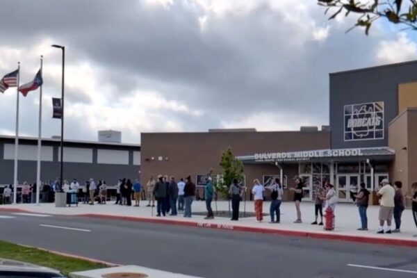 Estudiante hiere a maestra y se suicida tras tiroteo en secundaria de Texas