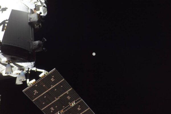 Misión Artemis II rompe récord de distancia y realiza sobrevuelo lunar histórico