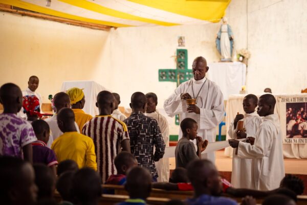 Papa León XIV inicia gira por África y se posiciona como autoridad moral frente a Trump