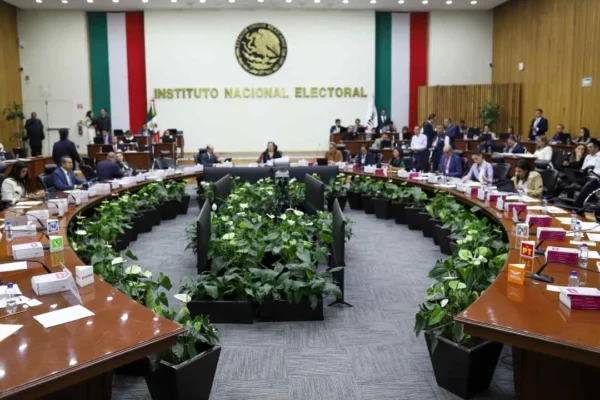 Senado recibe nombramiento de Roberto Velasco para SRE; INE ajusta comisiones