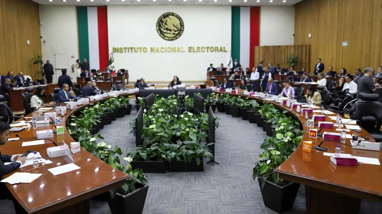 Senado recibe nombramiento de Roberto Velasco para SRE; INE ajusta comisiones