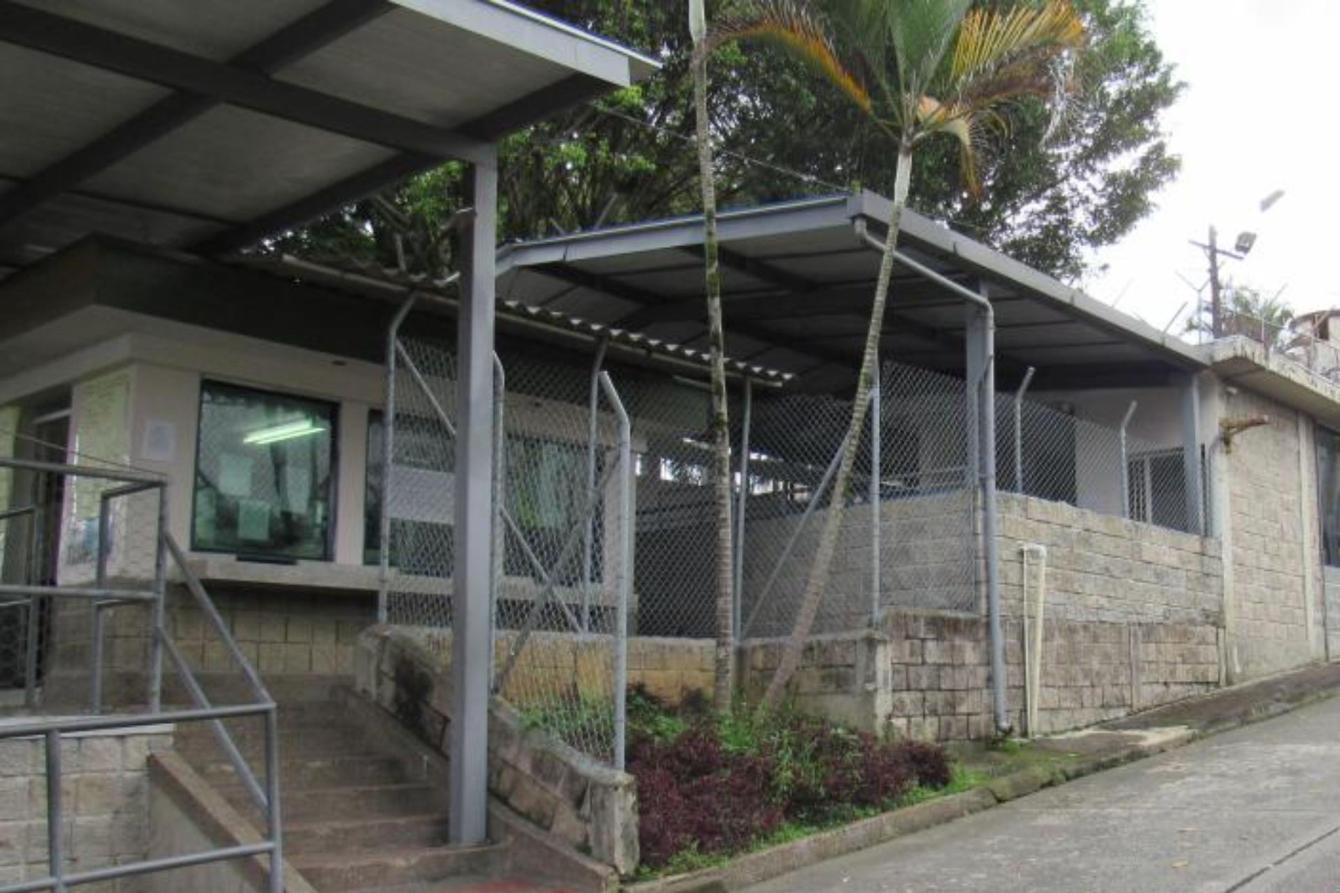 Suspenden a 11 funcionarios de cárcel en Colombia tras fiesta con reclusos